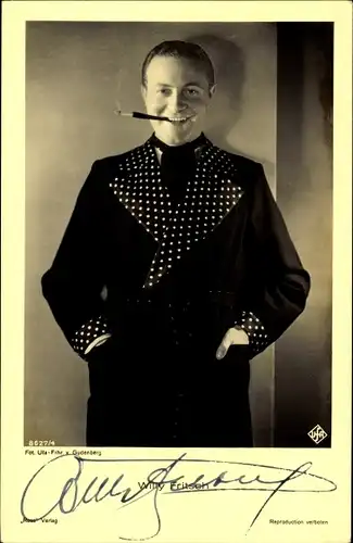 Ak Schauspieler Willy Fritsch, Standportrait, Zigarette, Autogramm