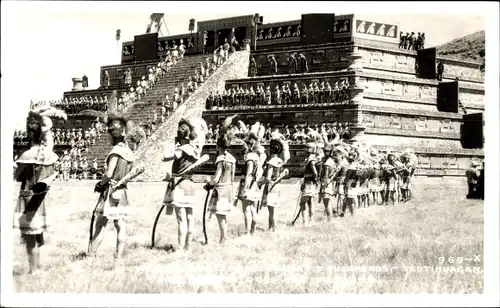Foto Ak Teotihuacan Mexiko, Dioses, Sacerdotes, Guerreros, Stufentempel, historisches Schauspiel