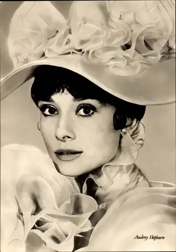 Ak Schauspielerin Audrey Hepburn, My Fair Lady, Hut, Perlenohrringe, Portrait