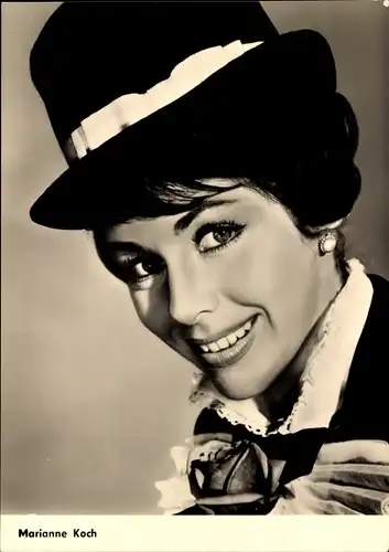 Ak Schauspielerin Marianne Koch, Portrait, Frau am dunklen Fenster