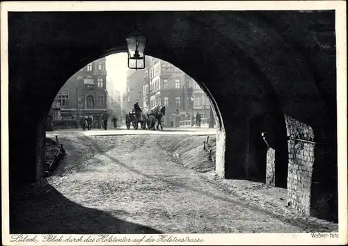 Ak Hansestadt Lübeck, Holstenstraße, Blick durch das Holstentor