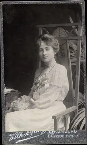 CdV Bydgoszcz Bromberg Westpreußen, Portrait einer sitzenden Frau, 1905
