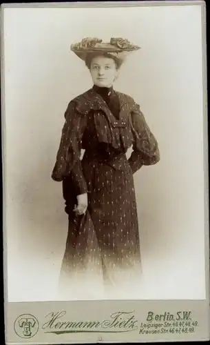 CdV Berlin, Standportrait einer Frau mit Hut