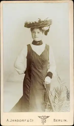 CdV Berlin, Standportrait einer Frau mit Hut