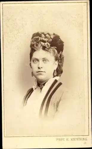 CdV Wolgast in Mecklenburg Vorpommern, Portrait einer Frau mit Ohrringen