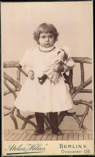 CdV Berlin, Kind mit Puppe, Portrait