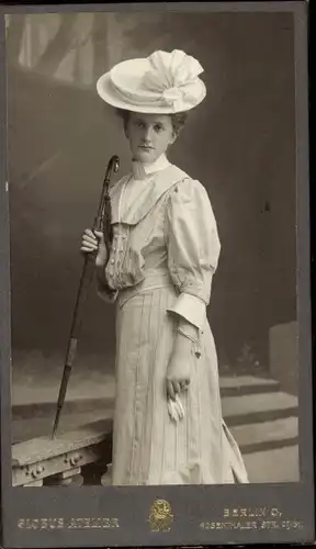 CdV Berlin, Standportrait einer Frau mit Schirm und Hut