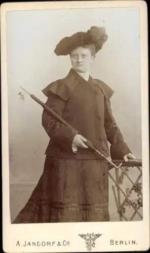 CdV Berlin, Standportrait einer Frau mit Schirm und Hut
