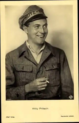 Ak Schauspieler Willy Fritsch, Portrait, Blitz-Bote, Filmkostüm, Zigarette