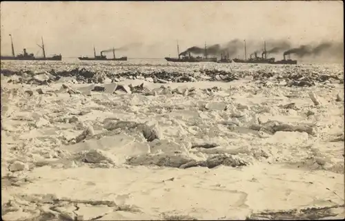 Foto Ak Deutsche Kriegsschiffe, Zugefrorene See, I. WK
