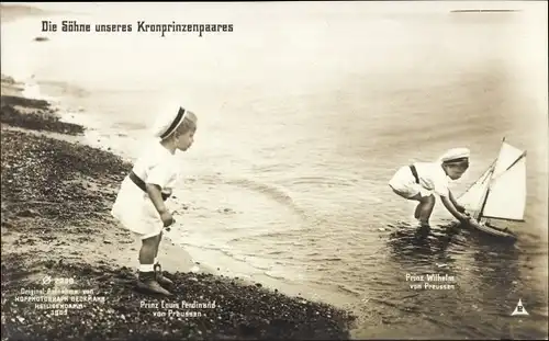 Ak Die Söhne des Kronprinzenpaares mit Modellboot am Strand, Wilhelm, Louis Ferdinand