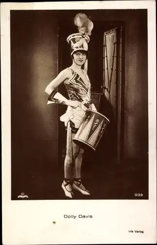 Ak Schauspielerin Dolly Davis, Portrait in Uniform, Trommel