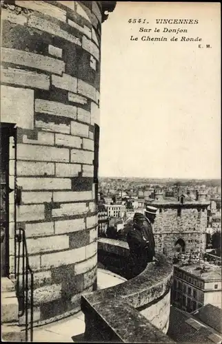 Ak Vincennes Val de Marne, Auf dem Donjon, Le Chemin de Ronde