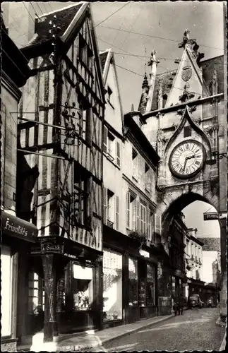 Ak Auxerre Yonne, Uhrturm, Haus dem 15. Jahrhundert