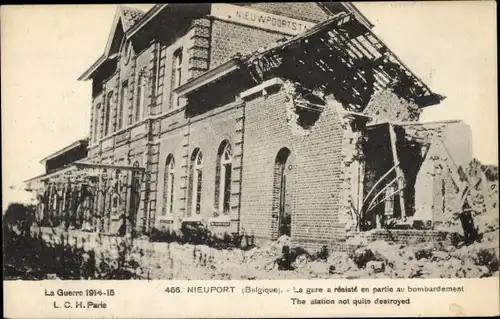 Ak Nieuport Nieuwpoort Westflandern, durch Bombenangriff zerstörter Bahnhof