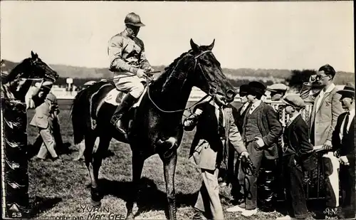 Ak Pferderennsport, Yvain monté par MacGee, Rennpferd mit Jockey