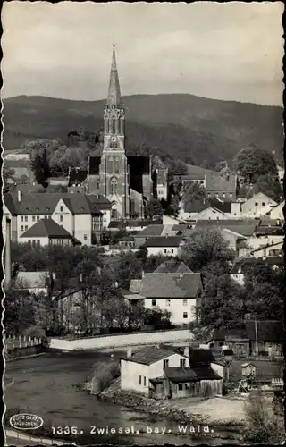 Ak Zwiesel im Bayerischen Wald, Teilansicht des Ortes mit Blick zur Kirche, Bach, Häuser