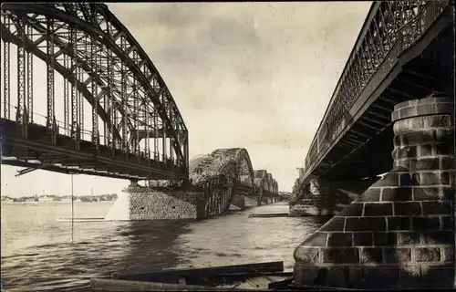 Foto Ak Riga Lettland, zerstörte eiserne Brücke, Gleise, Blick vom Ufer aus