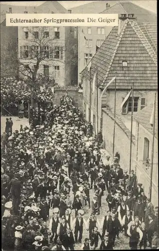 Ak Echternach Luxemburg, Springprozession, die Geiger, Festumzug