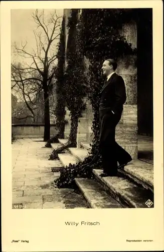 Ak Schauspieler Willy Fritsch, Portrait auf einer Treppe, Ross Verlag 6415/3