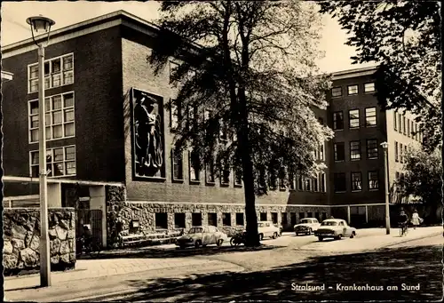 Ak Stralsund in Vorpommern, Krankenhaus am Sund, Parkplatz, Fahrrad