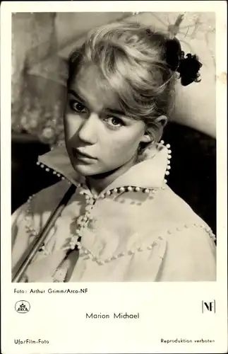 Ak Schauspielerin Marion Michael, Portrait mit Sonnenschirm, Ufa Film