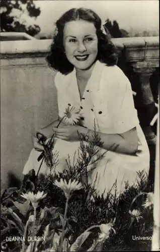 Ak Schauspielerin Deanna Durbin, Portrait, Blumen