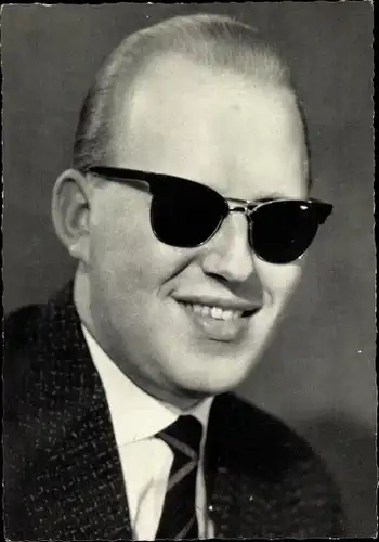 Ak Jazz- und Schlagersänger Wolfgang Sauer mit Sonnenbrille