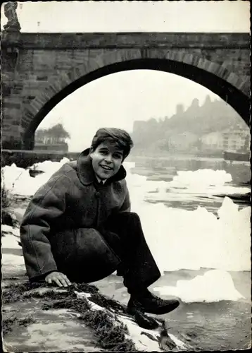 Ak Schauspieler Thomas Fritsch, Portrait am Ufer, Brücke