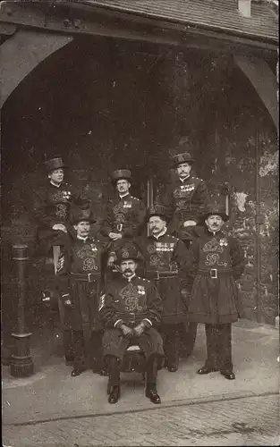 Ak London City England, Tower of London, Group of Yeomen Warders, Undress Uniform