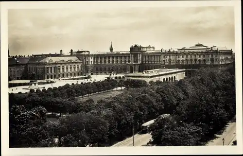 Ak Wien 1 Innere Stadt, Heldenplatz mit neuer und alter Burg