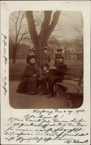 Foto Ak Würzburg am Main Unterfranken, Gruppenbild, Park, Bank