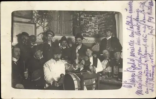 Foto Ak Lindenberg in der Pfalz, Männergruppe, Wirtshaus