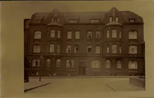 Foto Ak Itzehoe in Holstein, Wohnhaus, Anwohner an den Fenstern