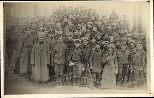 Foto Ak Deutsche und russische Soldaten, Verbrüderung 1917/18 an der Dünafront, Waffenstillstand