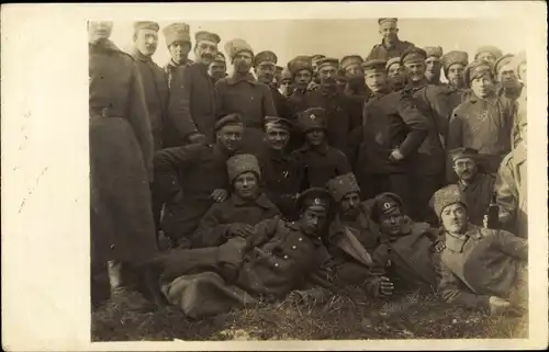 Foto Ak Deutsche und russische Soldaten, Verbrüderung 1917/18 an der Dünafront, Waffenstillstand