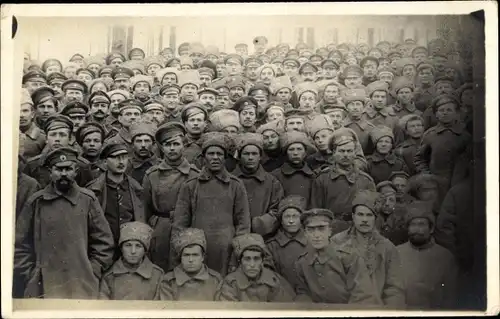 Foto Ak Deutsche und russische Soldaten, Verbrüderung 1917/18, Waffenstillstand