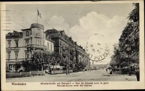 Ak Wiesbaden in Hessen, Nicolasstraße mit Bahnhof, Straßenpartie, Hotel