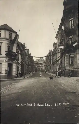 Foto Ak Netzschkau im Vogtland, Gauturnfest 1921, Straße im Festschmuck