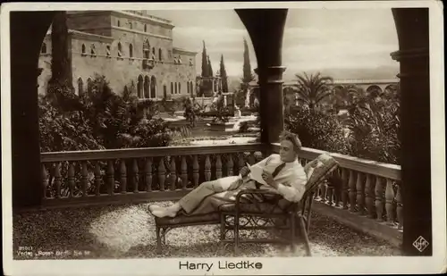 Ak Schauspieler Harry Liedtke, Portrait auf einem Liegestuhl, Ross Verlag 810 1, Ufa Film