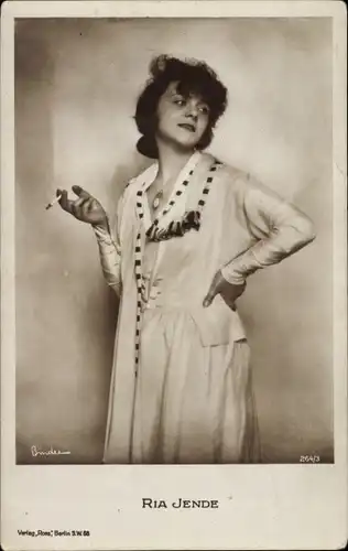 Ak Schauspielerin Ria Jende, Portrait, Zigarette