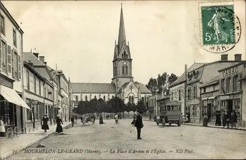 Ak Mourmelon le Grand Marne, Place d’Armes und die Kirche
