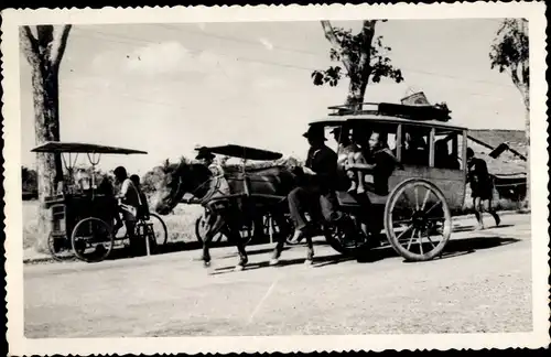 Foto Ak Vietnam ?, Straßenszene mit Kutsche