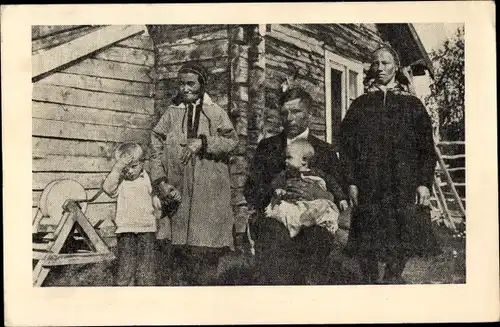 Ak Familie in Trachten vor einem Holzhaus, Schleifstein