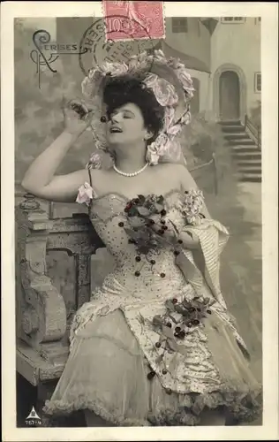 Ak Frau im Korsett isst Kirschen