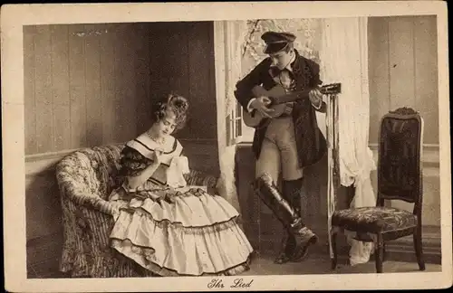 Ak Mann mit Gitarre, nähende Frau, Ihr Lied