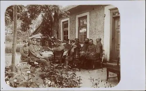 Foto Ak Deutsche Soldaten in Uniformen vor einem Haus