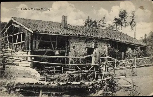 Ak Meuse Frankreich, Soldat vor der Toter-Mann-Mühle, I WK