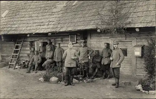 Foto Ak Deutsche Soldaten in Uniformen vor einem Holzgebäude, I WK