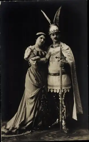 Foto Ak Zwei Opernsänger in Kostümen, Opernszene